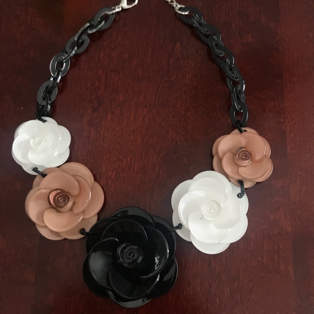 Stylish women’s rose necklace 🌹
